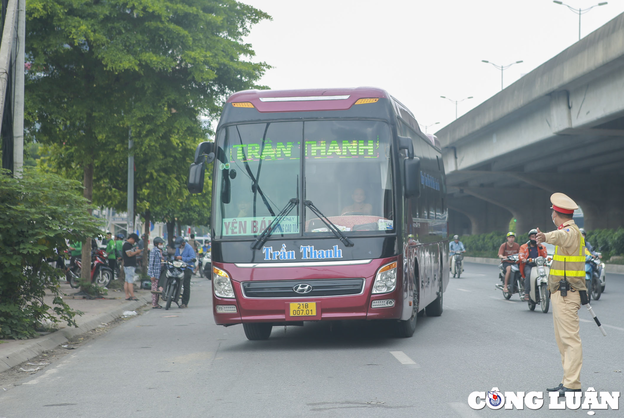 canh sat giao thong thoi nong do con phat to roi tuyen truyen cho xe khach xe container hinh 2