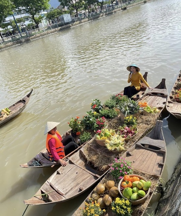 ron rang khong gian tren ben duoi thuyen hinh 3