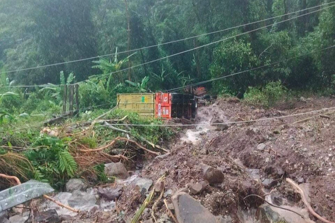 mot tai xe nguoi ha tinh tu vong trong vu sat lo o lao hinh 1