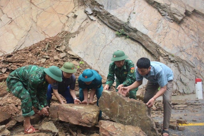 mua lon gay sat lo nui tai nhieu xa bien gioi o huyen ky son nghe an hinh 2