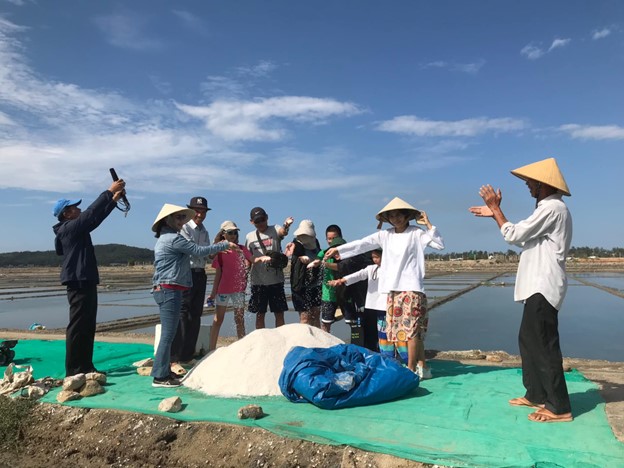 Cô gái khởi nghiệp sản xuất hoa muối tại Việt Nam, làm du lịch giữ đồng muối Sa Huỳnh truyền thống - Ảnh 4.