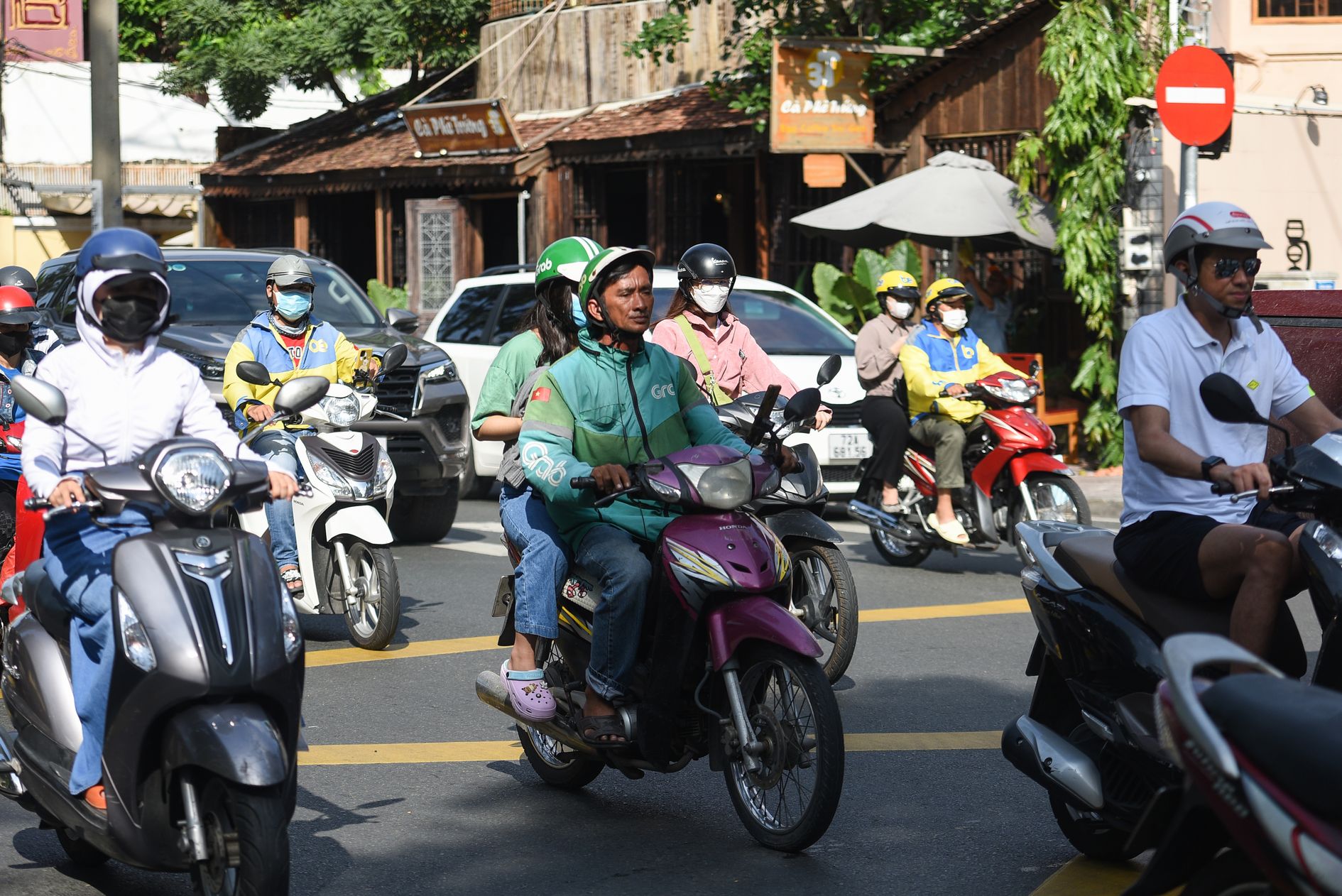 hoang hon lao dong gia re chau a dan buong xuong hinh 3