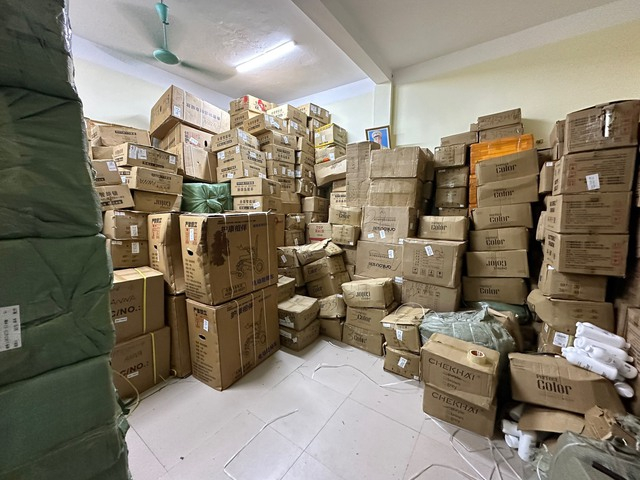 Hơn 27.000 sản phẩm ở kho hàng của ông Vũ Minh Tuấn có dấu hiệu nhập lậu (Ảnh: Cục QLTT Hưng Yên).

