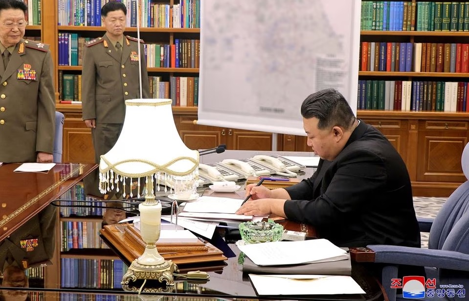 Ông Kim ký lệch cách chức. Ảnh: KCNA