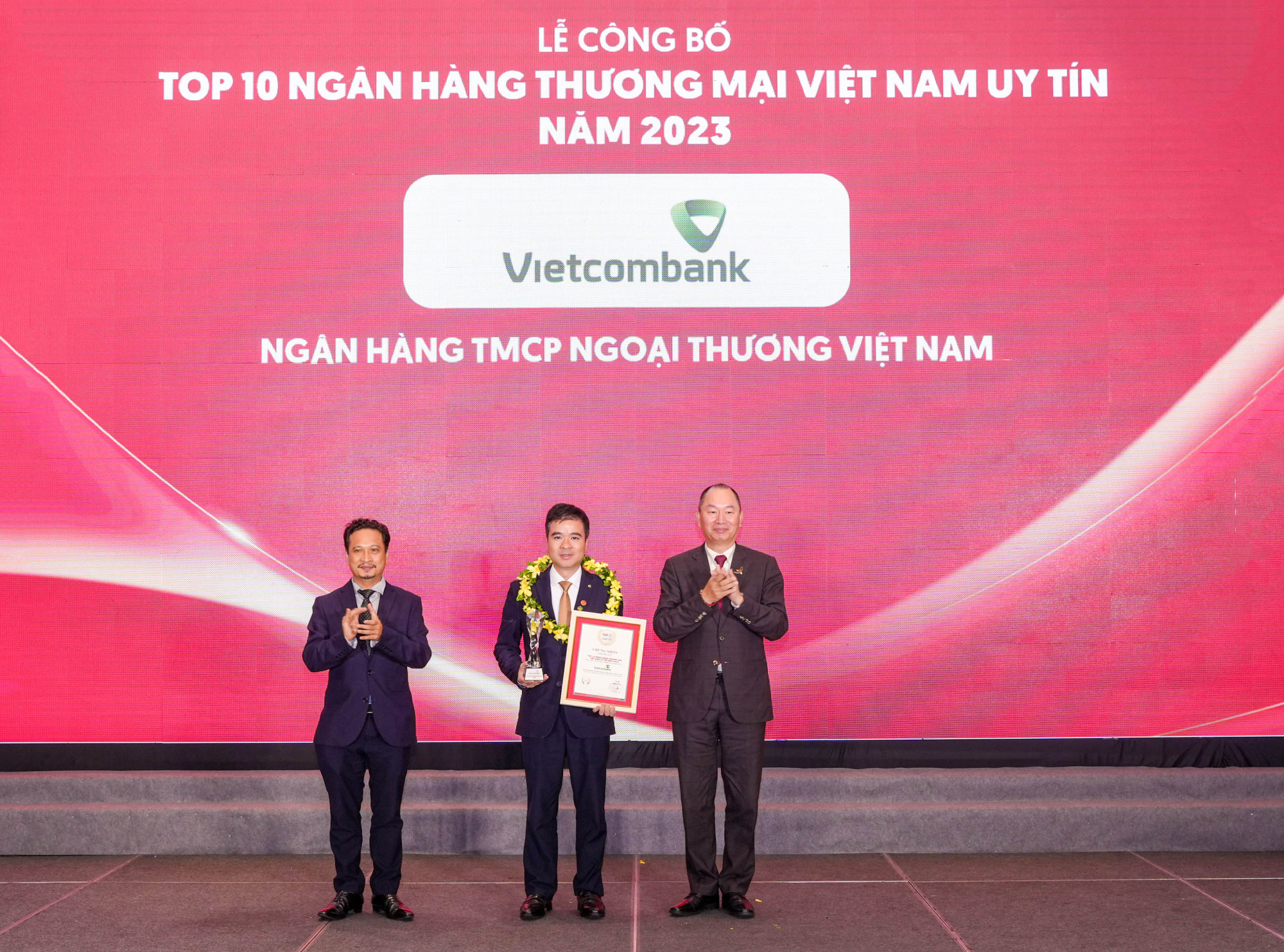 vietcombank duoc binh chon la ngan hang uy tin nhat cong ty dai chung uy tin va hieu qua nhat viet nam hinh 1