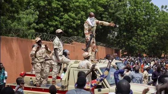 khoi tay phi chuan bi dua quan vao niger nga muon ho tro hoa giai hinh 1