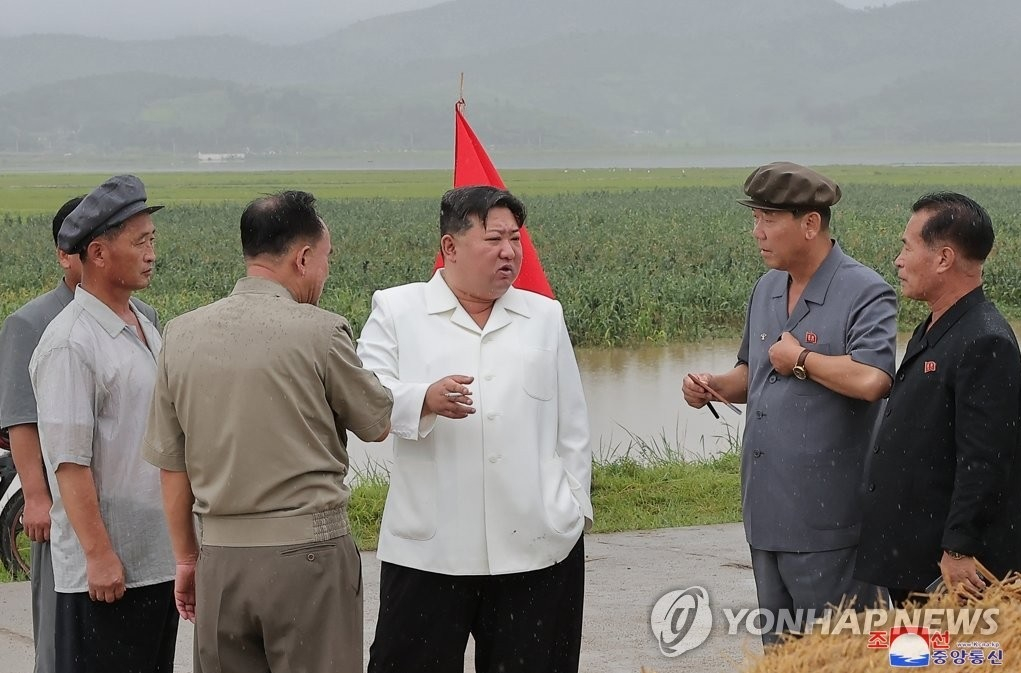 ong kim jong un tiep tuc thi sat cac nha may san xuat vu khi ten lua cua trieu tien hinh 3