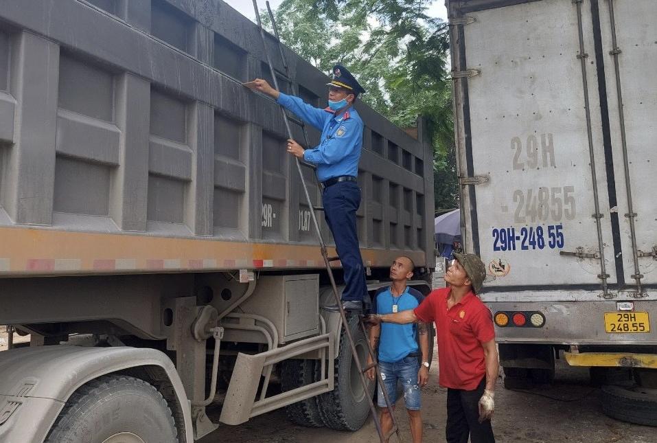 Thanh tra Sở GTVT Hà Nội tăng cường xử lý vi phạm tải trọng tại các đầu mối bốc xếp hàng hóa. Ảnh minh họa.

