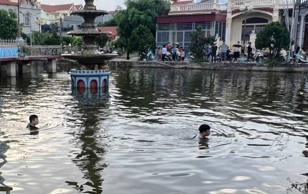 nam dinh hai tre 9 tuoi duoi nuoc trong ao ca nha tho hinh 1