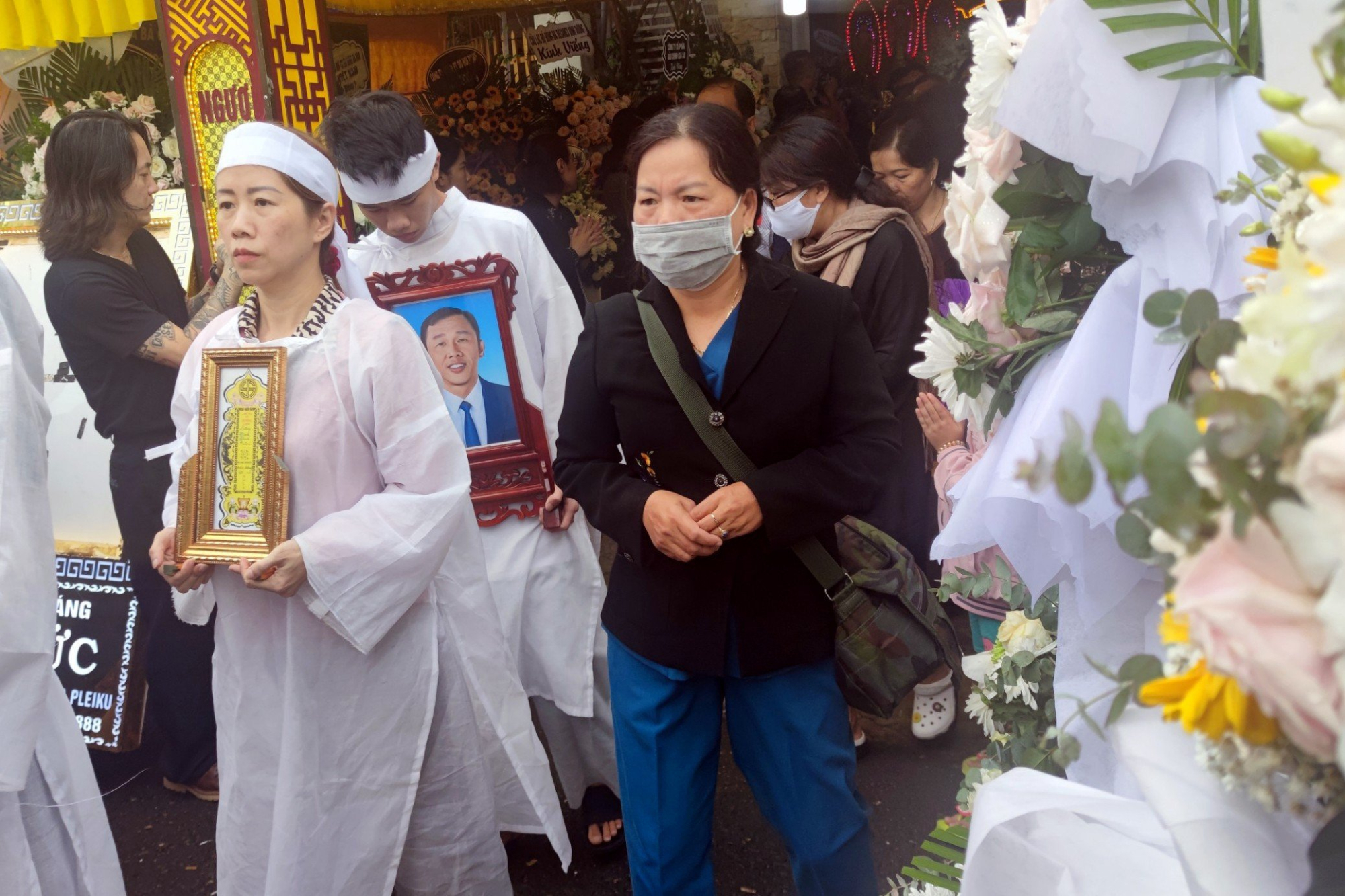 nguoi ham mo pho nui dau xot dua tien thi the hlv duong minh ninh sang dak lak hoa tang hinh 3