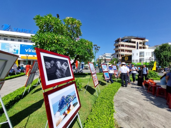 trien lam anh hoang sa  truong sa trong long quang ngai hinh 1