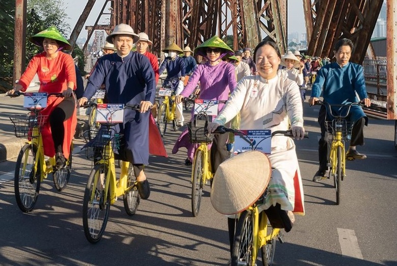 dap xe cung ao dai ket noi di san ha noi hinh 1