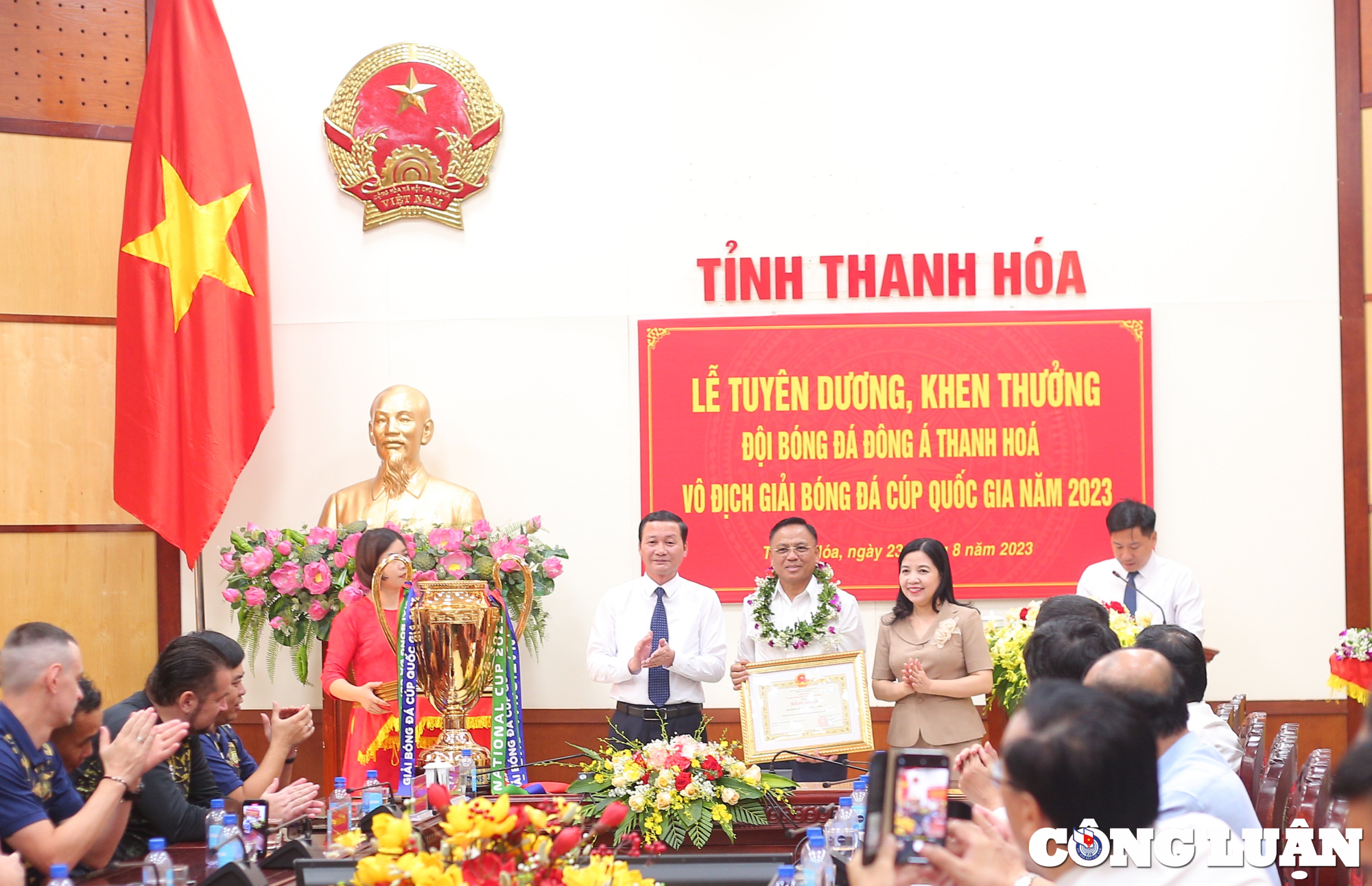 clb dong a thanh hoa nhan mua tien thuong sau cup vo dich hinh 1