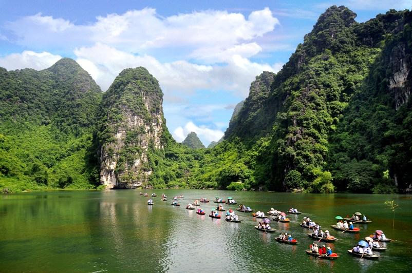 ninh binh hut khach du lich tu cac tour tuyen hap dan hinh 1