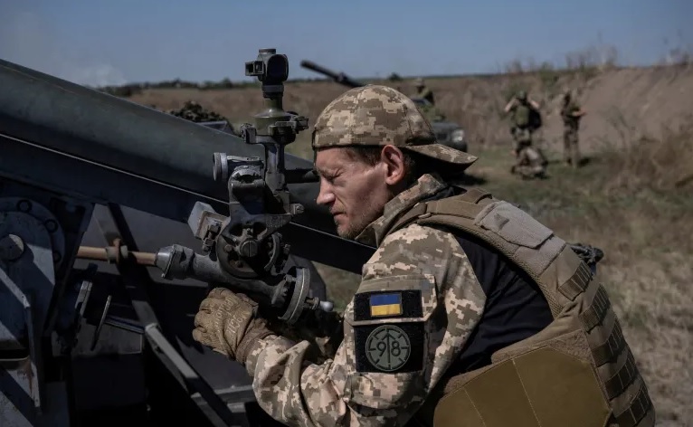 Binh lính Ukraine ngắm bắn hệ thống phóng tên lửa cỡ nhỏ trên tiền tuyến. Ảnh: Reuters