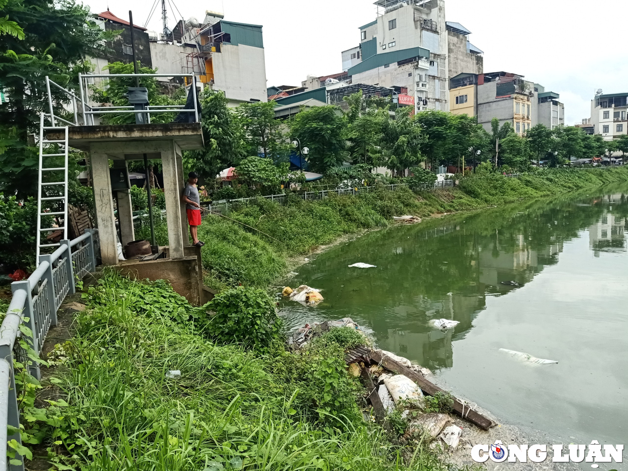 ho linh quang van chua thoat canhao tu nuoc dong ngap tran rac thai hinh 1