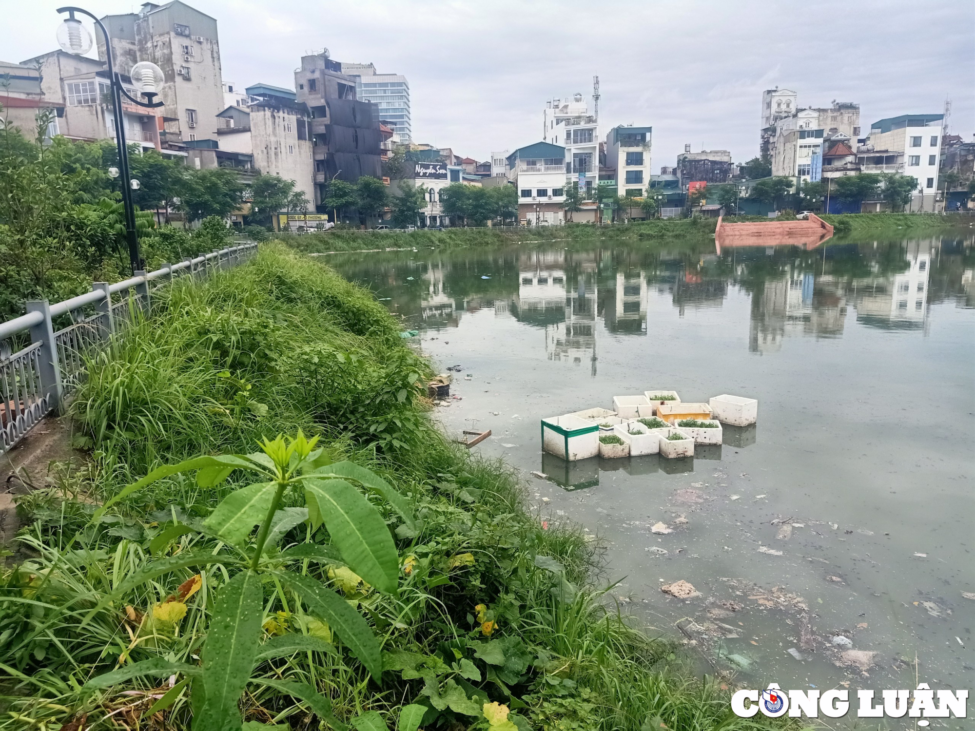 ho linh quang van chua thoat canhao tu nuoc dong ngap tran rac thai hinh 3