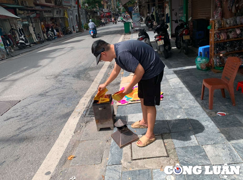 nguoi dan ha noi dot vang ma ben le duong truoc ram thang 7 hinh 3