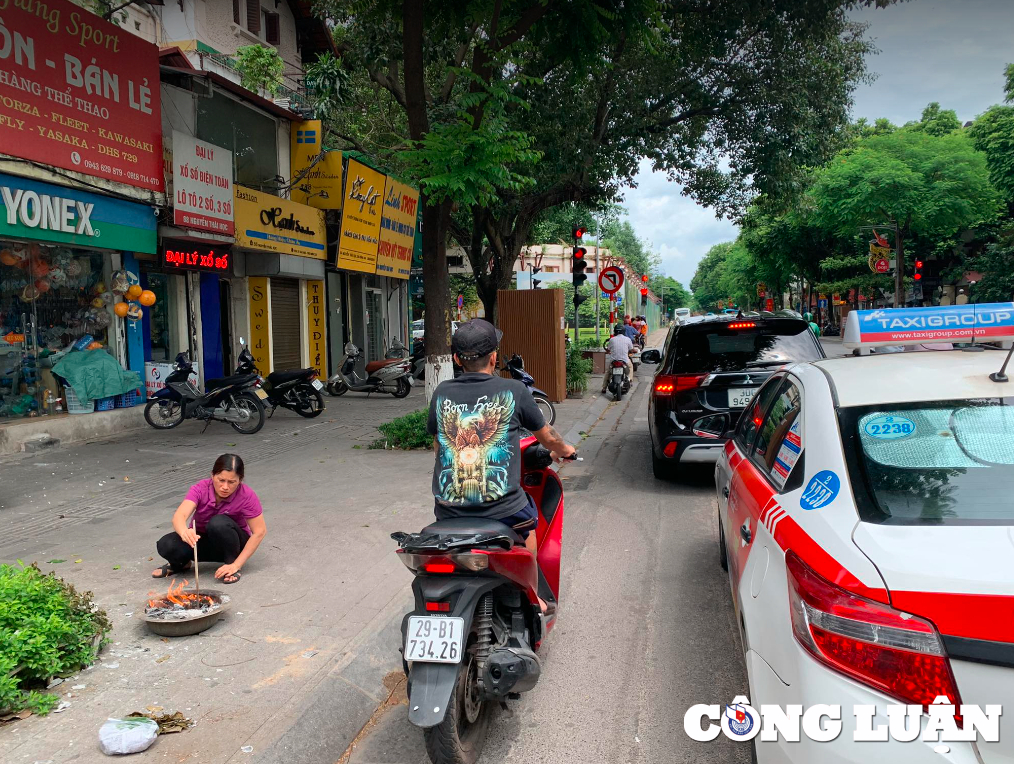 nguoi dan ha noi dot vang ma ben le duong truoc ram thang 7 hinh 5