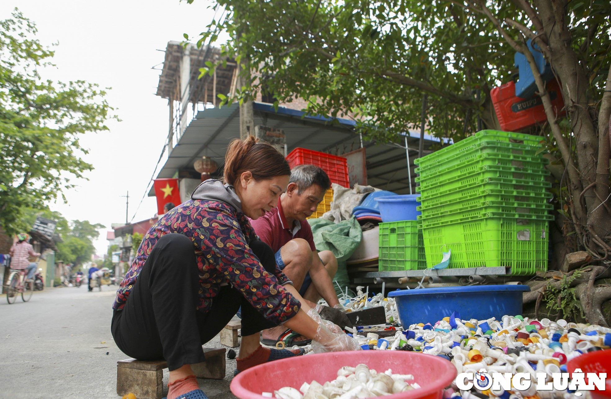 phu nu giu vai tro chu dao trong viec thu gom phan loai va tai che rac thai nhua hinh 1