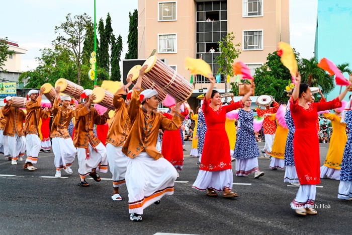 an tuong le hoi duong pho sac mau binh thuan hinh 2