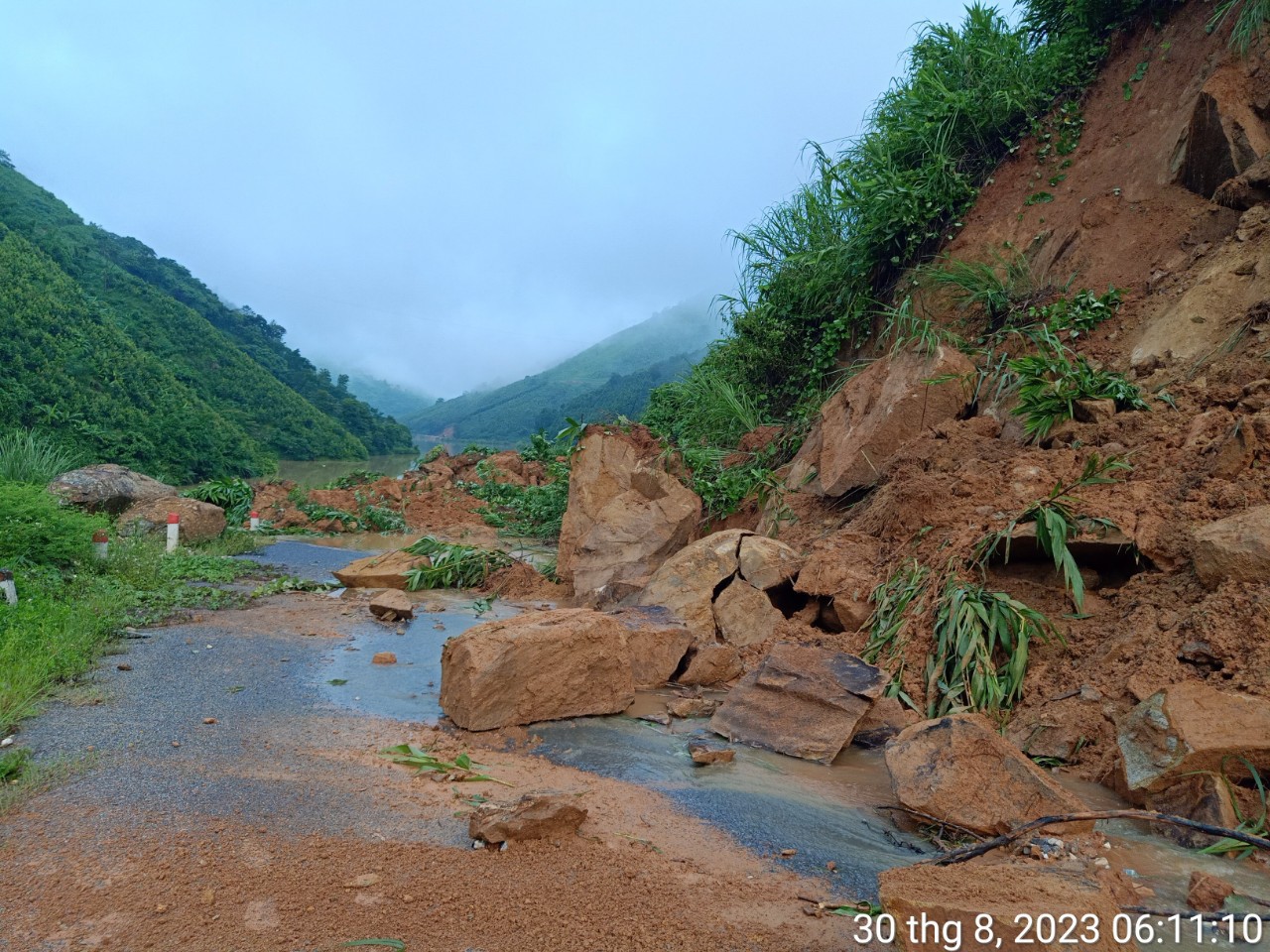 lao cai sat lo hon 20 doan duong tai mot xa do mua lon keo dai hinh 1