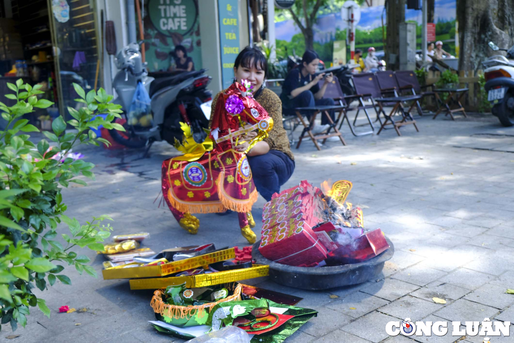 ha noi nhieu tuyen pho mu mit khoi do tuc dot vang ma ngay ram thang 7 hinh 1