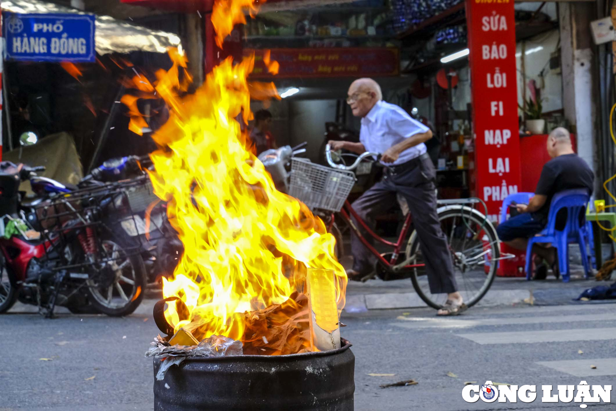 ha noi nhieu tuyen pho mu mit khoi do tuc dot vang ma ngay ram thang 7 hinh 5