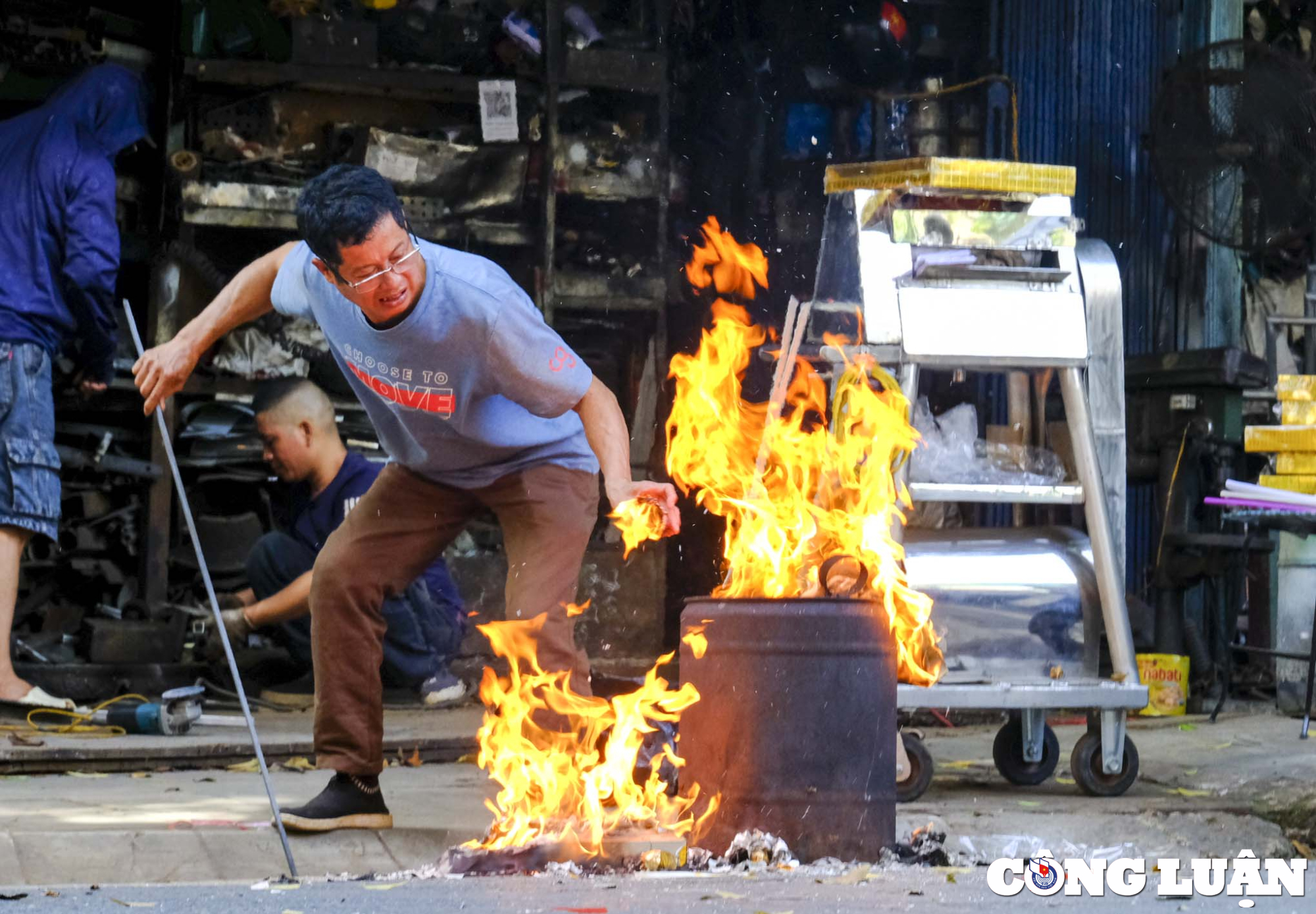 ha noi nhieu tuyen pho mu mit khoi do tuc dot vang ma ngay ram thang 7 hinh 4