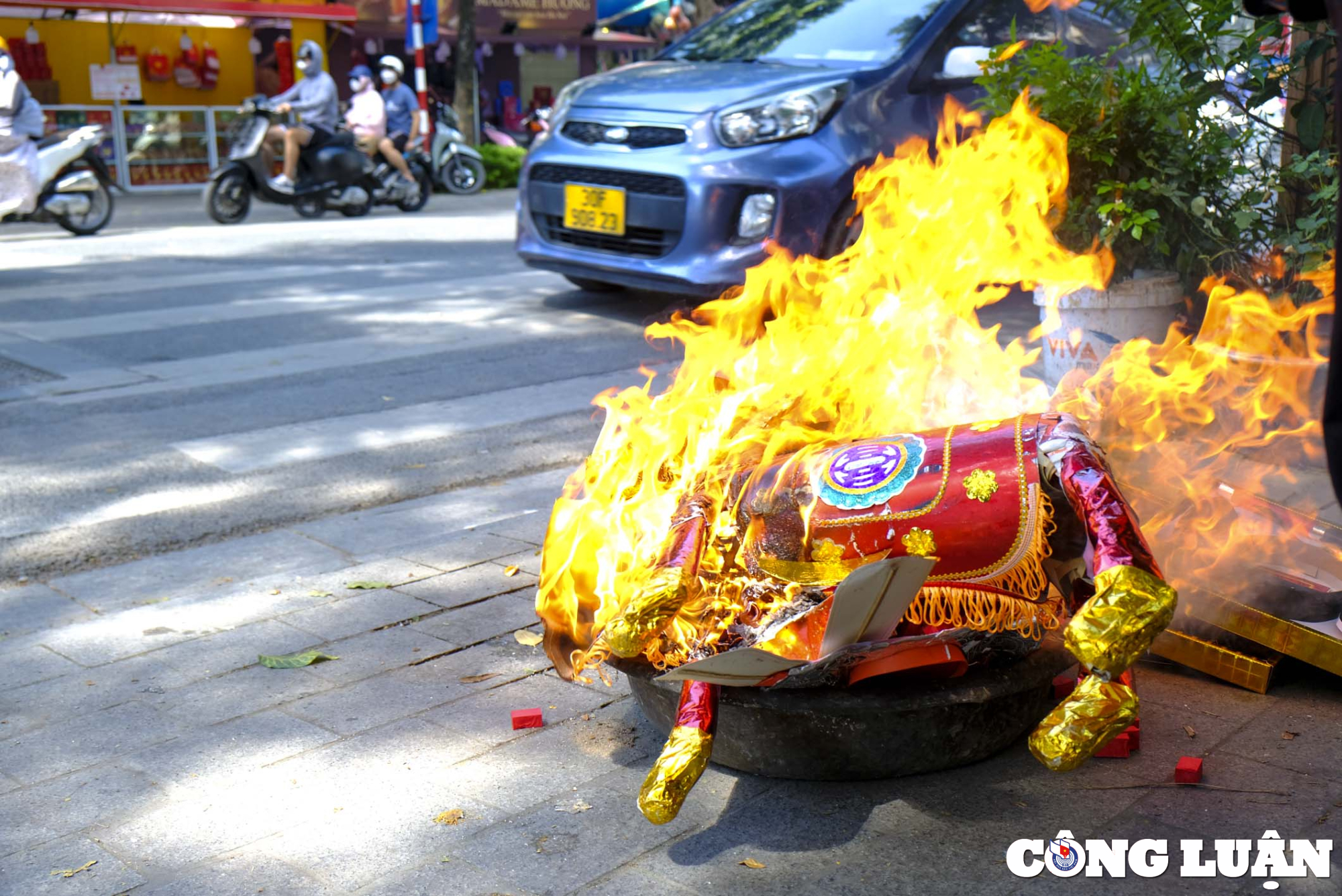 ha noi nhieu tuyen pho mu mit khoi do tuc dot vang ma ngay ram thang 7 hinh 2