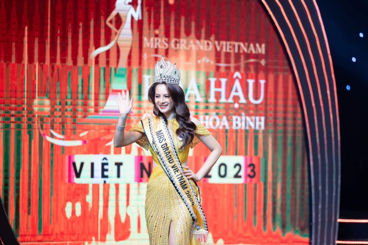 doan thi thu hang dang quang hoa hau quy ba hoa binh viet nam 2023 hinh 1