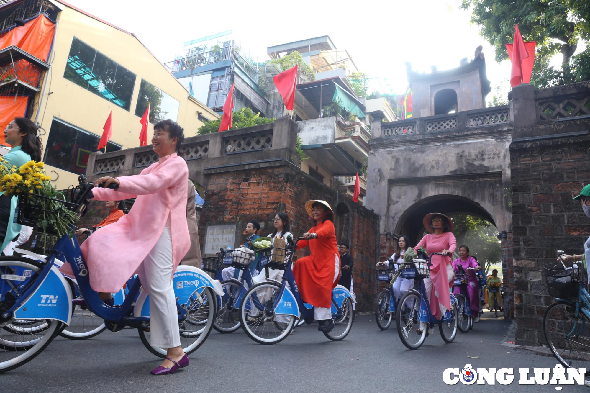 ao dai ket noi du lich va di san hinh 16