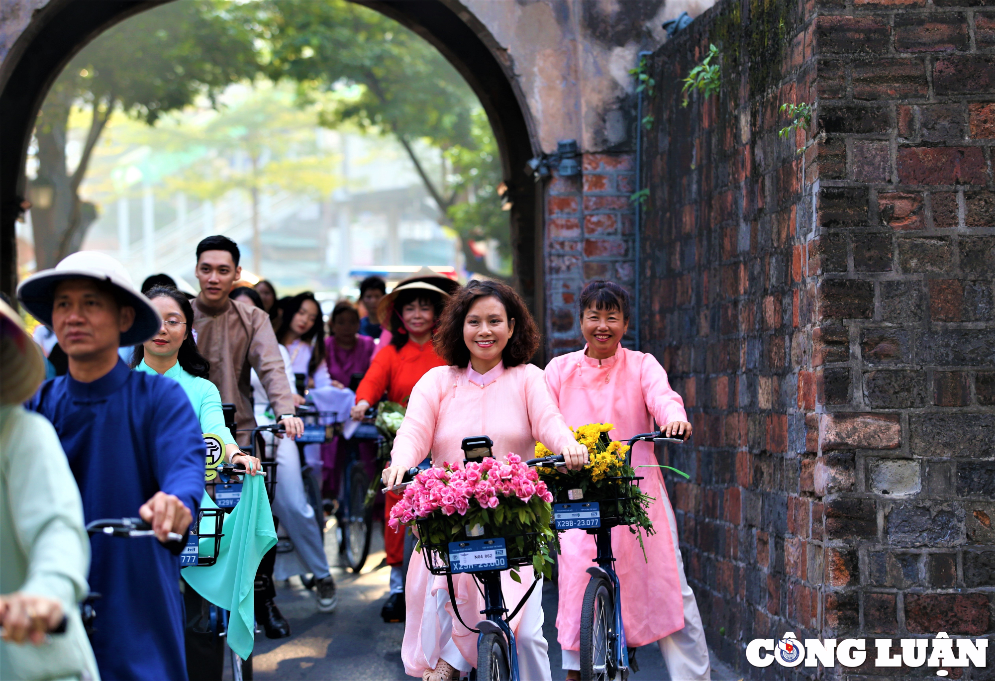 ao dai ket noi du lich va di san hinh 15