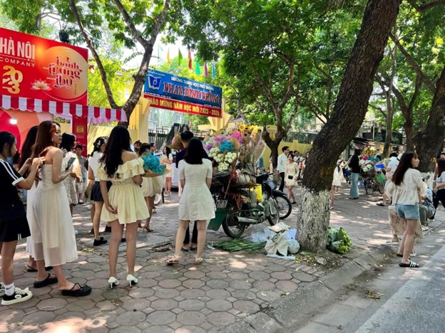 duong pho ha noi tap nap nang tho chup anh mua thu trong ngay dau nghi le hinh 2