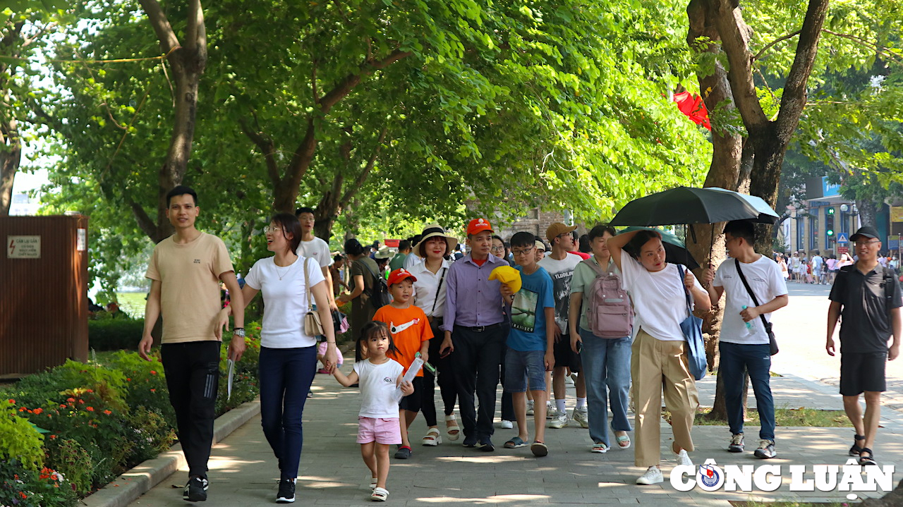 pho phuong ha noi dong nghit nguoi check in ngay dau ky nghi le 2 9 hinh 1