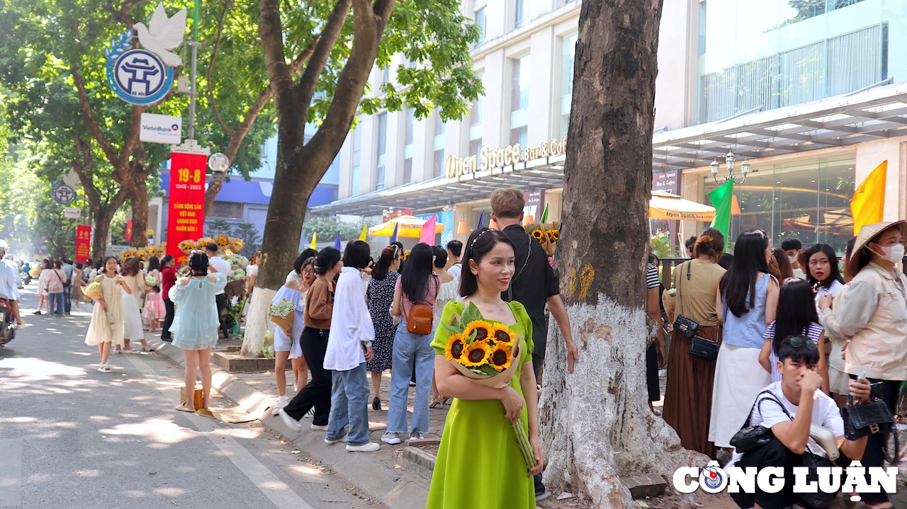 pho phuong ha noi dong nghit nguoi check in ngay dau ky nghi le 2 9 hinh 4