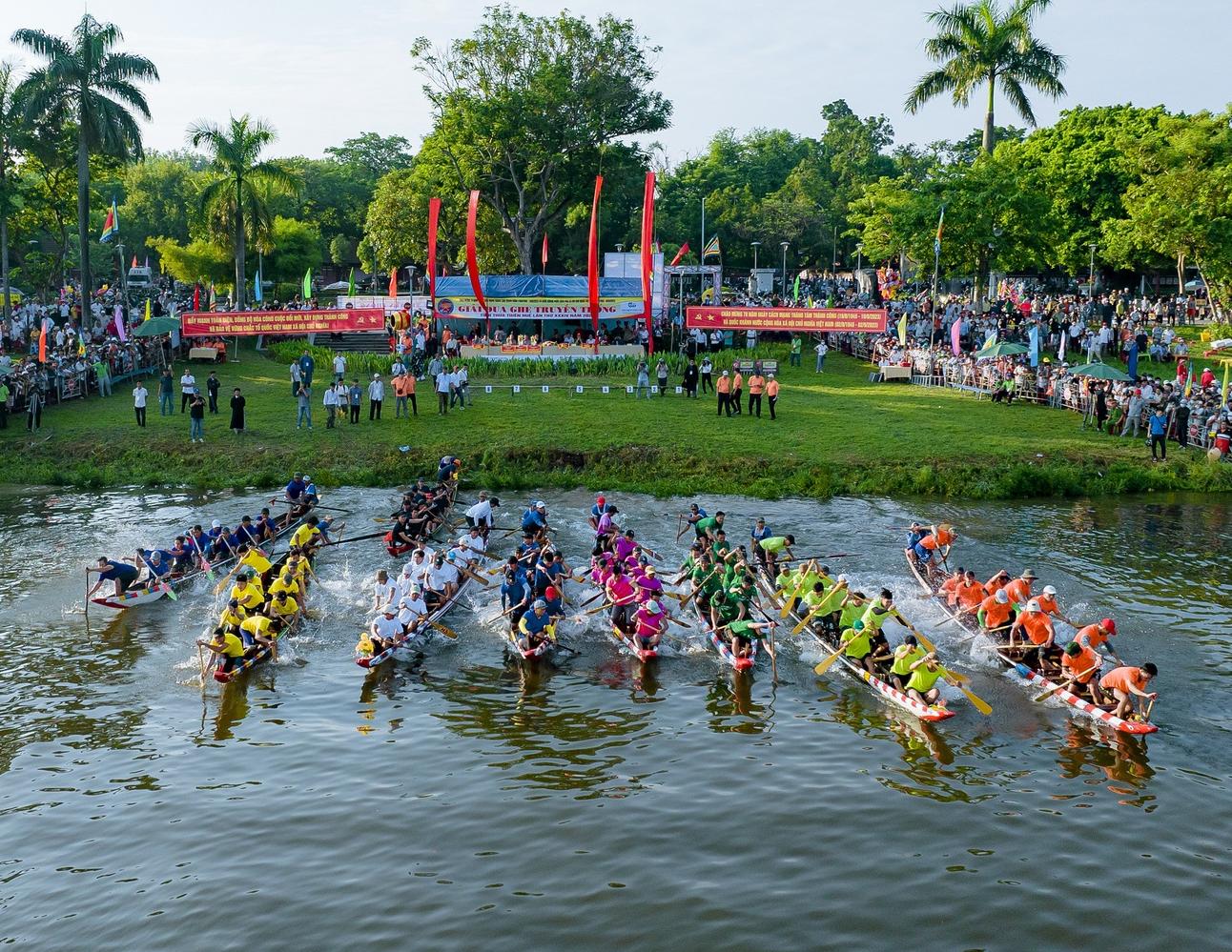 dong dao du khach do ve cac diem di tich hue vao dip nghi le 2 9 hinh 1