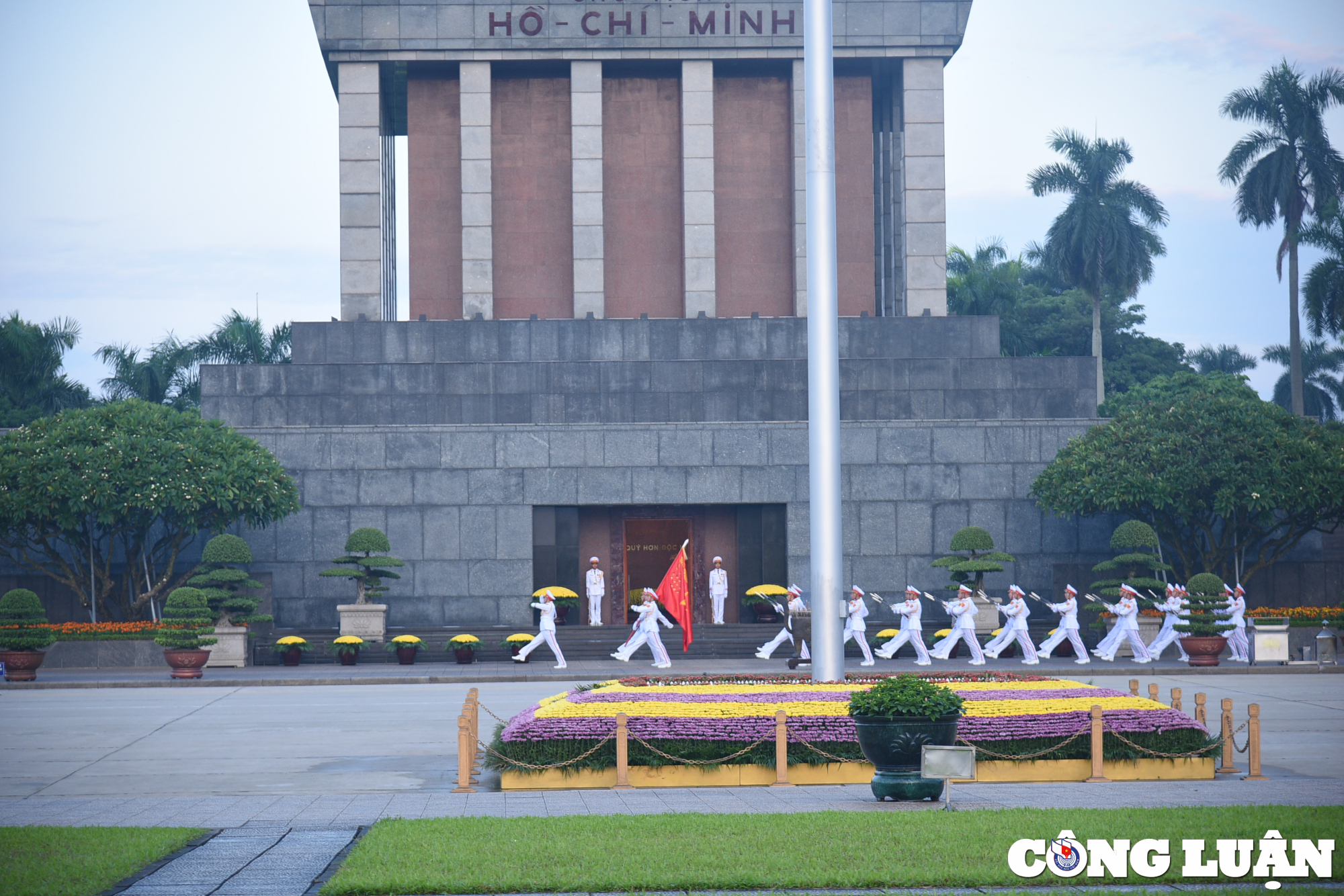 nguoi dan xep hang dai xem le chao co sang 2 9 tai quang truong ba dinh hinh 5