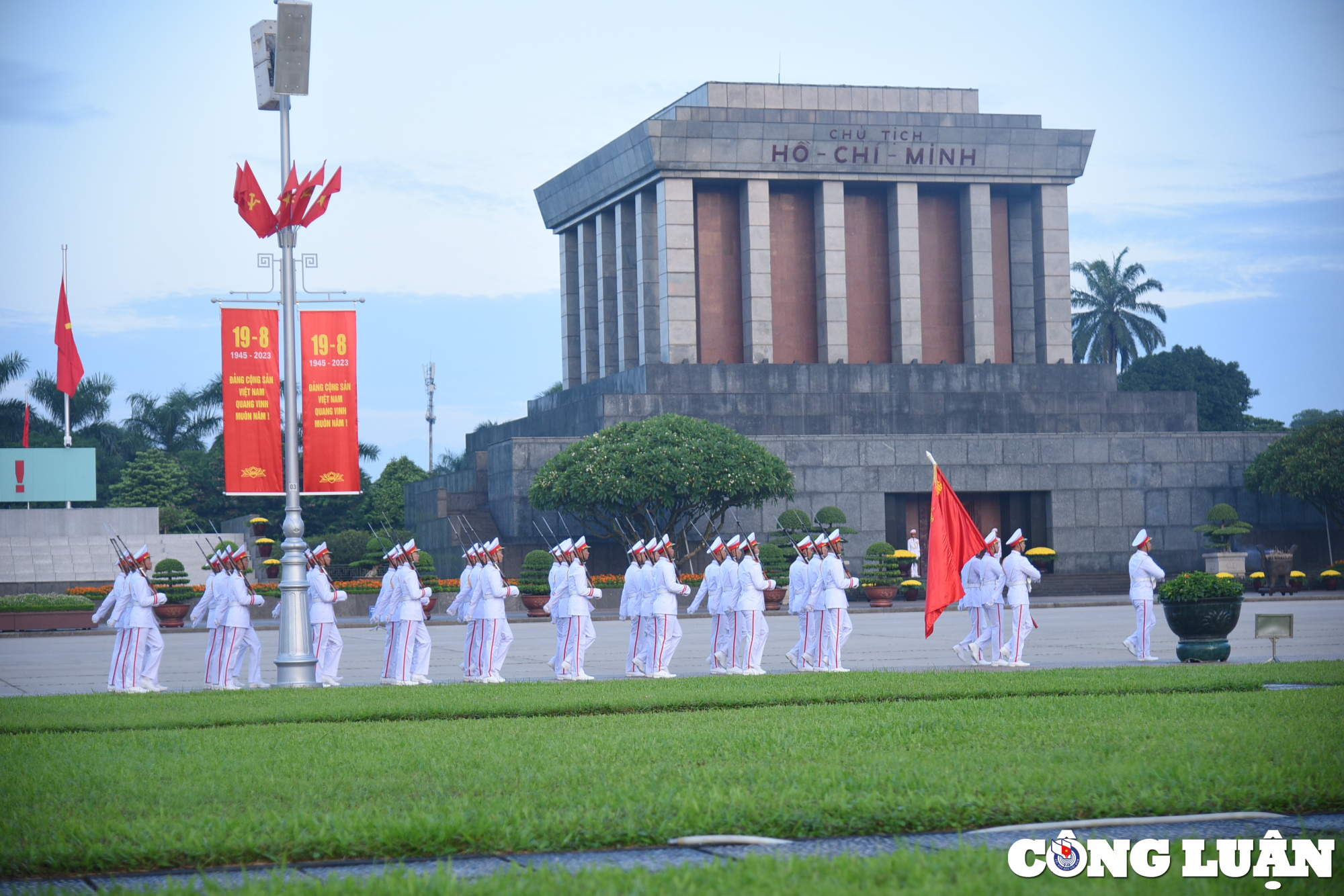 nguoi dan xep hang dai xem le chao co sang 2 9 tai quang truong ba dinh hinh 1