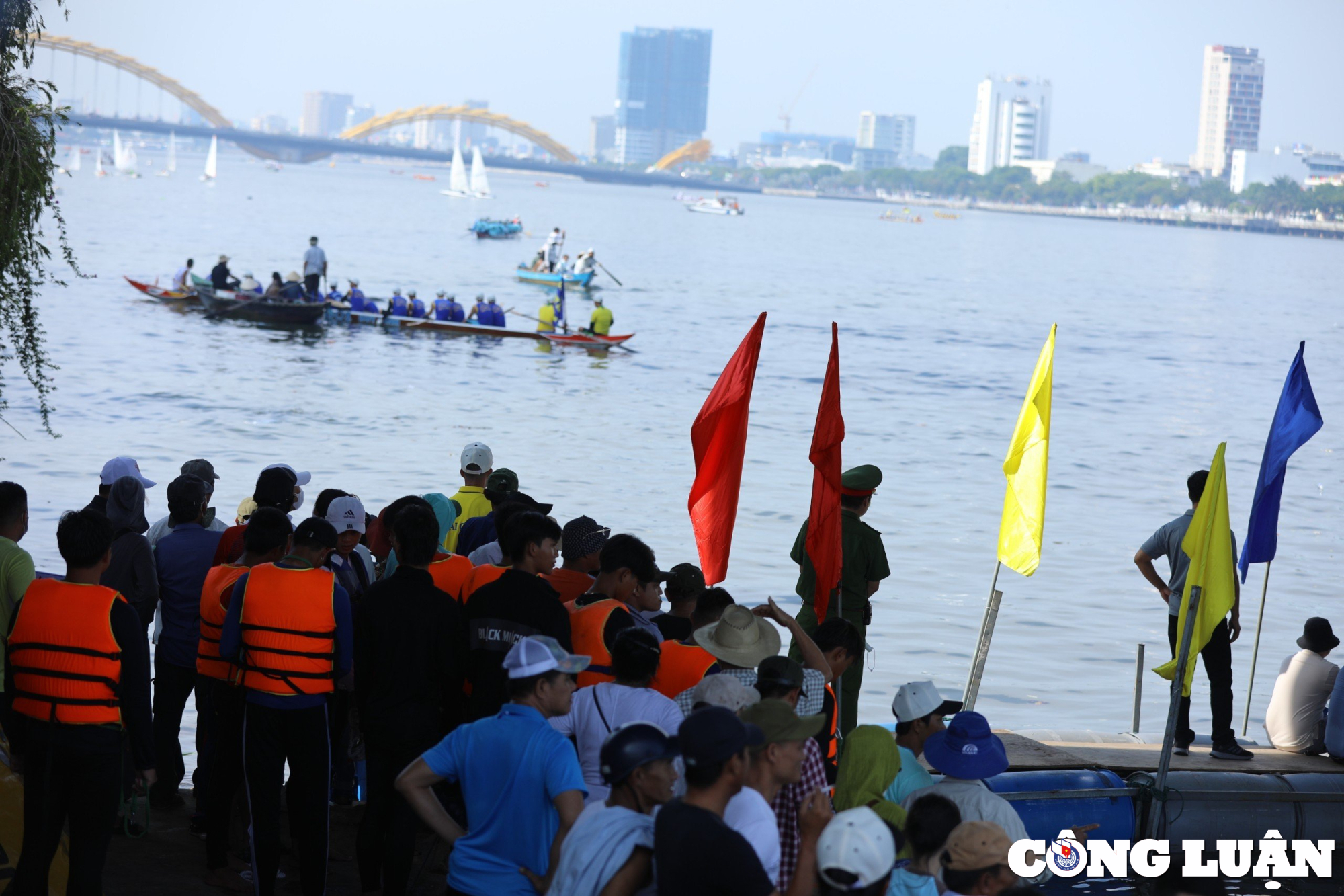 da nang hang nghin du khach va nguoi dan co vu giai dua thuyen tren song han hinh 4