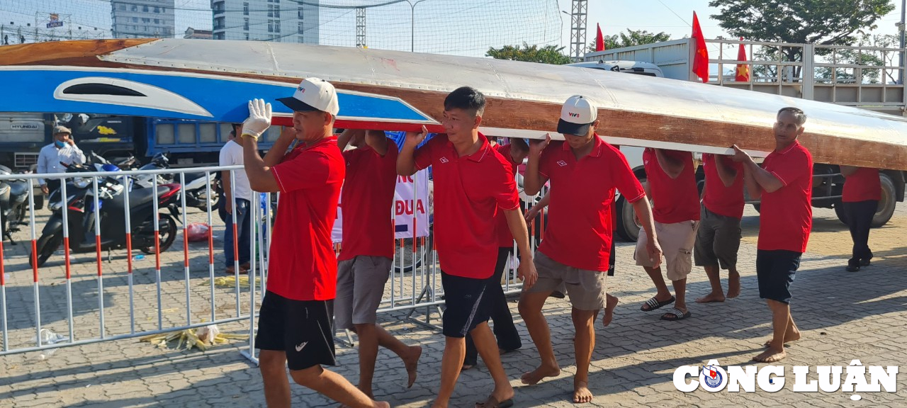 da nang hang nghin du khach va nguoi dan co vu giai dua thuyen tren song han hinh 2