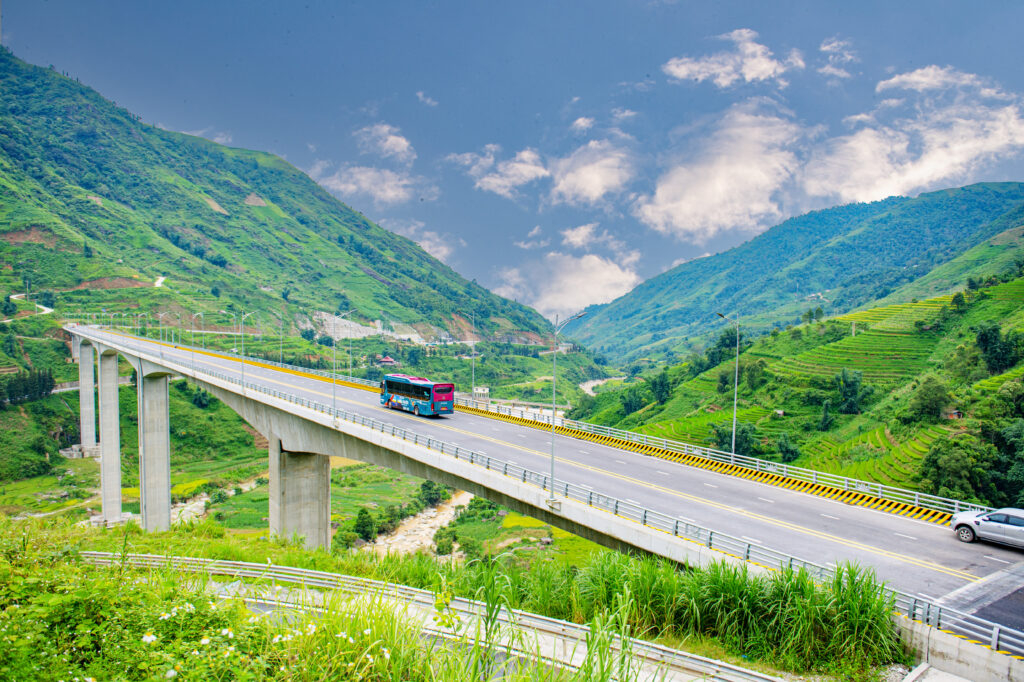 lao cai ket noi duong o to moi tu sa pa voi cao toc noi bai  lao cai hinh 1