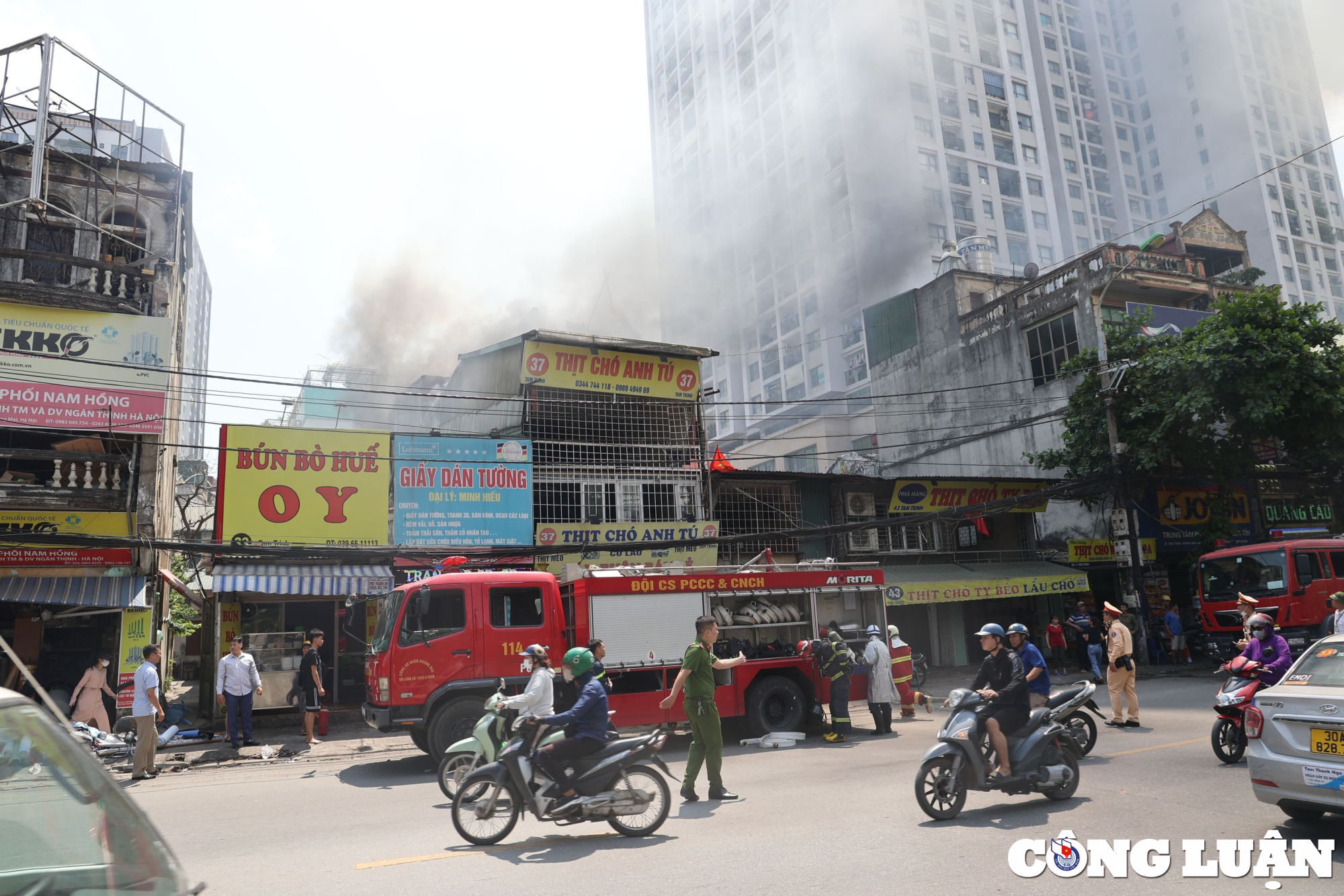 ha noi chay nha 3 tang kem tieng no lon hinh 1