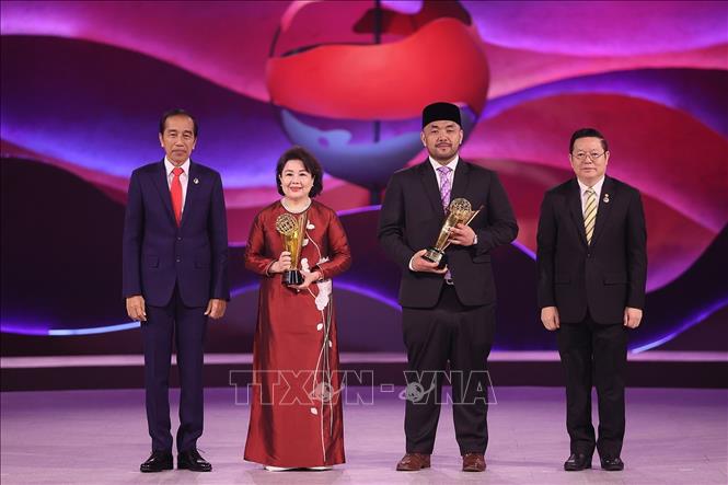 tong thong indonesia trao giai thuong asean 2023 cho doanh nhan nguyen thi tuyet minh hinh 1