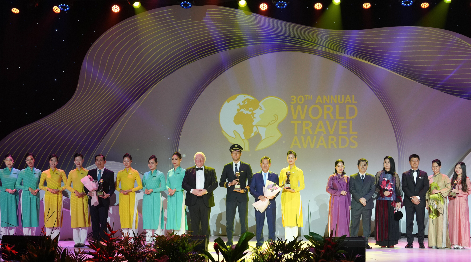 vietnam airlines nhan bon giai thuong tai world travel awards khu vuc chau a va chau dai duong 2023 hinh 1
