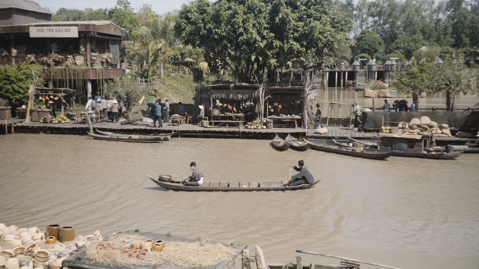 lo dai canh tien ti trong phim dat rung phuong nam cua dao dien nguyen quang dung hinh 1