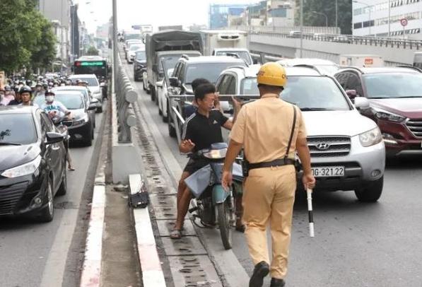 ha noi ngan chan tinh trang xe may di vao duong vanh dai tren cao hinh 1