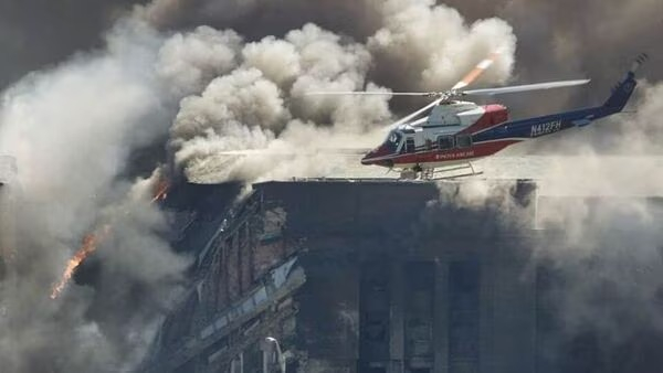 Hình ảnh khói lửa bốc lên sau vụ tấn công ngày 11/9. Ảnh: Reuters