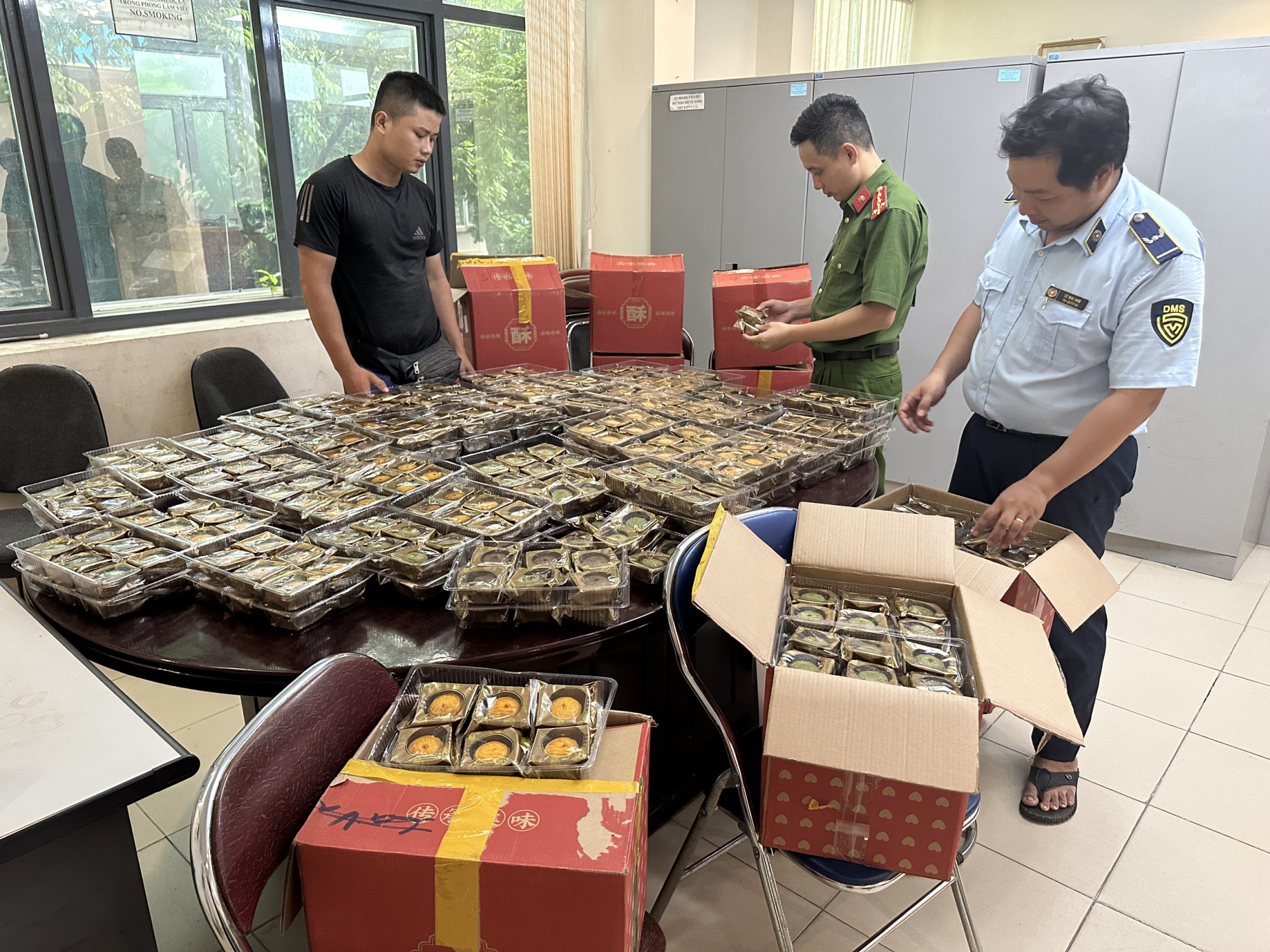 Bánh Trung thu nhập lậu bị phát hiện tại Hà Nội. (Ảnh: DMS)