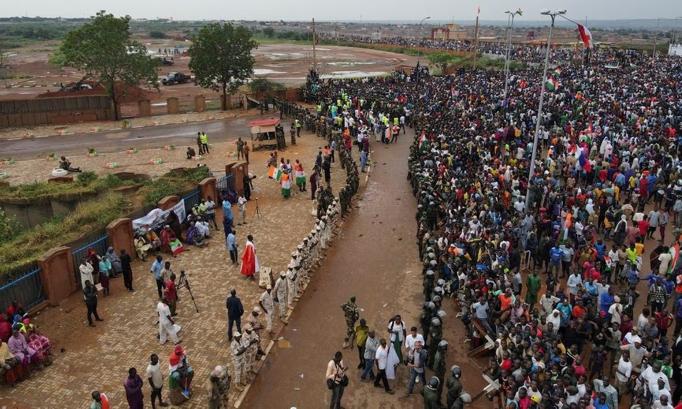 Những người ủng hộ chính quyền quân sự biểu tình trước một căn cứ quân đội của Pháp ở Niger hồi đầu tháng này. Ảnh: Reuters